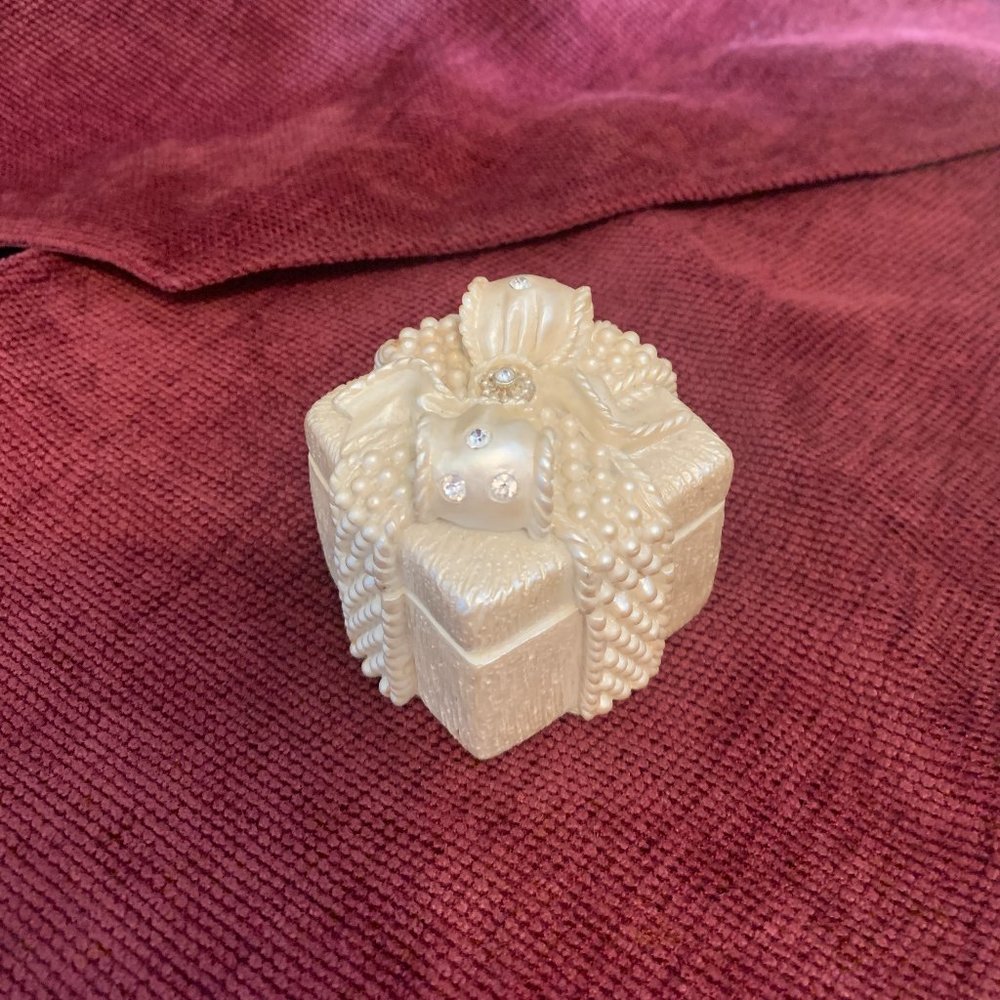 Vintage Santini vanity trinket JEWELRY BOX PEARLS RHINESTONES BOW SQUARE & Lid